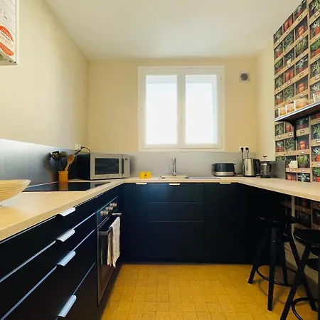 Beautiful 1950s Style Close To The Center *