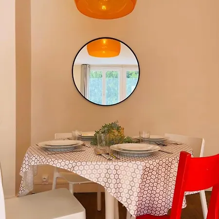 Beautiful 1950s Style Close To The Center Tours