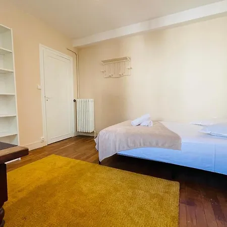 Beautiful 1950s Style Close To The Center * Tours