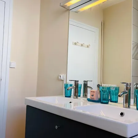 Beautiful 1950s Style Close To The Center * Tours